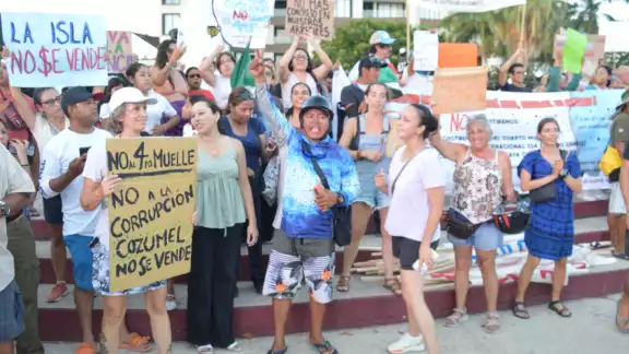 Los manifestantes expresaron su inconformidad por el proyecto. Los manifestantes expresaron su inconformidad por el proyecto.
