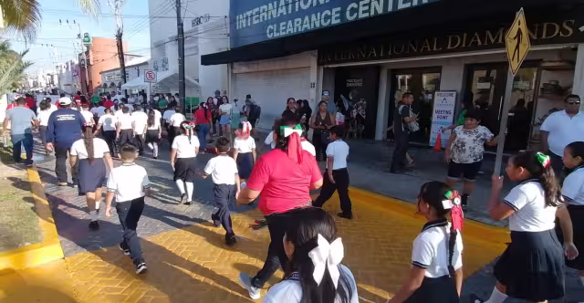 Estudiantes desfilaron en las principales avenidas