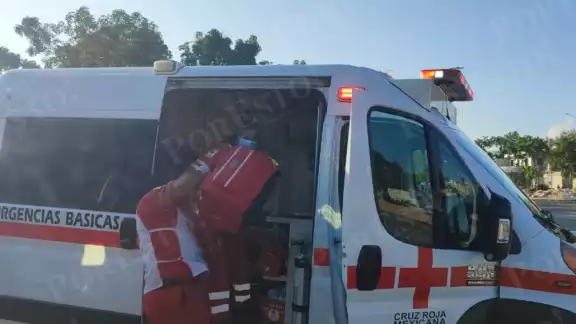 Debido a la gravedad de la herida en su cuello, el hombre fue trasladado al Hospital General de Playa del Carmen.