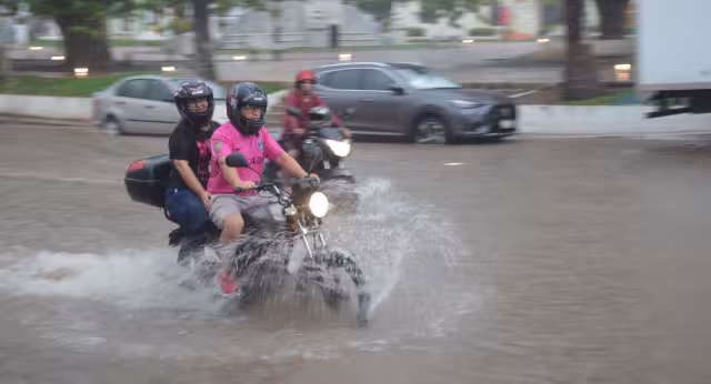 Ciudadanos de Campeche padecen las inundaciones por aguaceros