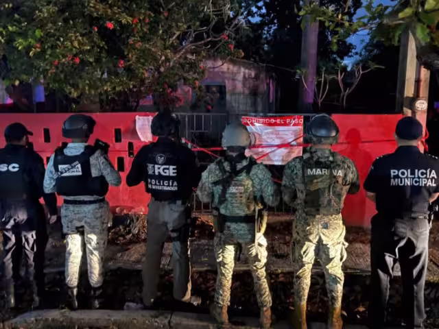 Después del cateo, elementos de la Fiscalía de Quintana Roo colocó los sellos de asegurameinto.