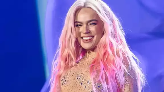Karol G sorprende a todos al cantar 'Vivo por ella' a dueto con Andrea Bocelli Karol G sorprende a todos al cantar 'Vivo por ella' a dueto con Andrea Bocelli