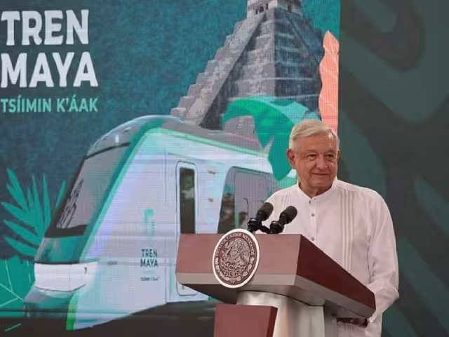 AMLO anuncia inauguración del Tren Maya en Chetumal antes de entregar la banda presidencial