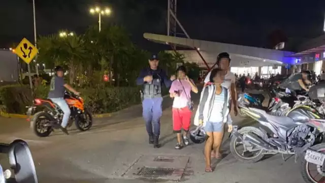 La menos se encontraba en un centro comercial, en donde también fue víctima de extorsión