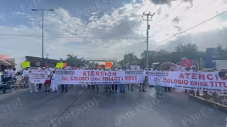 Habitantes de la colonia Colosio bloquean la carretera federal; exigen títulos de propiedad 