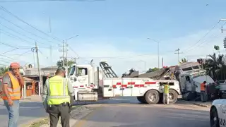 Conductor de tráiler se duerme y sufre aparatoso accidente en Champotón