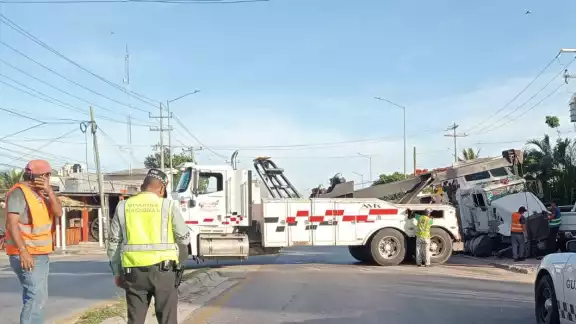 Un tráiler con estructuras de concreto sufrió un accidente en la entrada de Champotón, Ejido Paraíso.