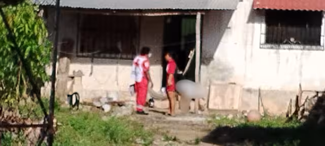 Un familiar reportó el hallazgo a las 08:00 horas y llamó a paramédicos, quienes confirmaron su fallecimiento.