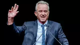 Robert F. Kennedy Jr. suspende campaña y ofrece apoyo a Donald Trump