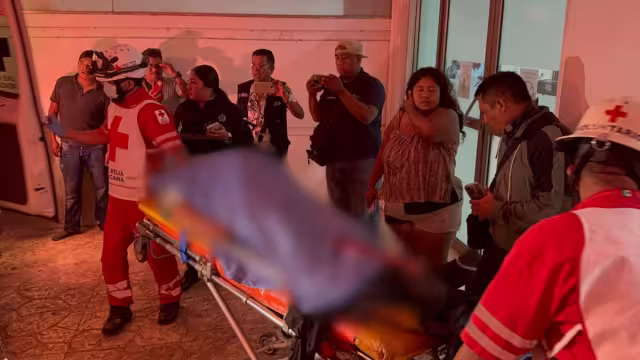 El herido se encontraba afuera de un minisuper con su familia cuando fue disparado por los sujetos