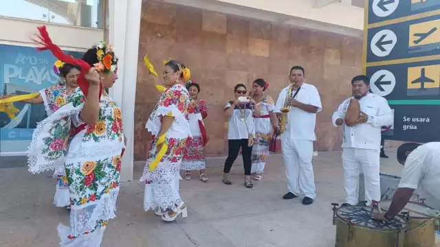 Colores, ritmo y música de jarana robaron las miradas