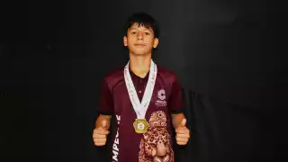 Campeche gana su primera medalla de oro en luchas asociadas con Johan Heredia