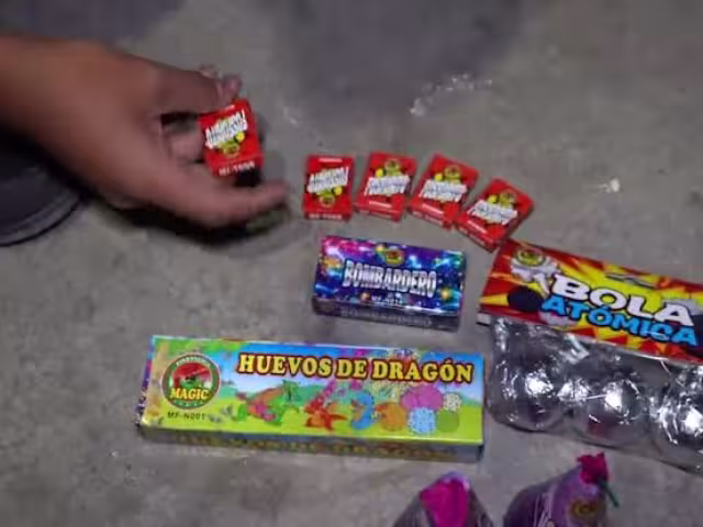 Los vendedores de pirotecnia mo tienen permitido su venta a menores de edad
