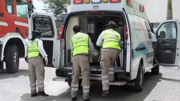 En los últimos dos años, Campeche ha incorporado 53 ambulancias en 38 localidades de sus 13 municipios. En los últimos dos años, Campeche ha incorporado 53 ambulancias en 38 localidades de sus 13 municipios.