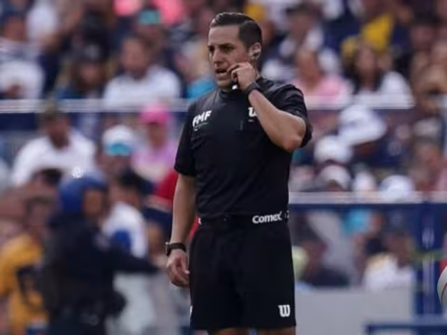 El árbitro central, Mario Terrazas, revisó la falta del defensa Nathan Silva en el VAR y, tras acudir a revisar la jugada en la pantalla, informó al estadio la decisión tomada