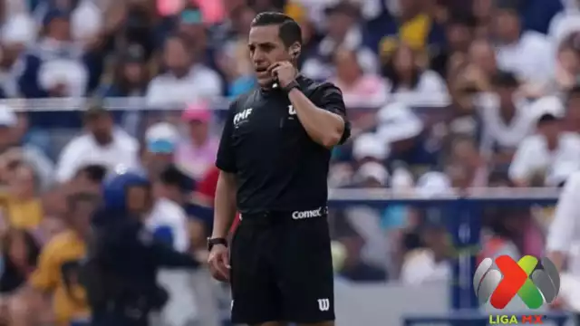 El árbitro central, Mario Terrazas, revisó la falta del defensa Nathan Silva en el VAR y, tras acudir a revisar la jugada en la pantalla, informó al estadio la decisión tomada
