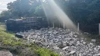 Tractocamión con bloques de concreto vuelca en Hecelchakán, Campeche 