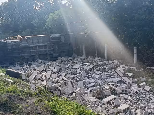 Un tractocamión que transportaba materiales para construcción se salió de la carretera