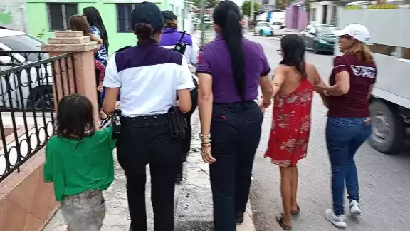 Vecinos denunciaron que los niños estaban en situación de abandono y riesgo. Vecinos denunciaron que los niños estaban en situación de abandono y riesgo.