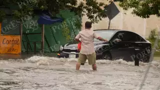 En Cancún registró 94 milímetros de lluvia por la onda tropical 33, la más alta acumulada en el país, de acuerdo informe dado a conocer este jueves por el Servicio Meteorológico Nacional (SMN).

“Por ejemplo, en las últimas 24 horas en Cancún se registraron 94 milímetros de lluvia, uno de los acumulados más altos del país”, precisa el informe de la dependencia publicado este jueves.