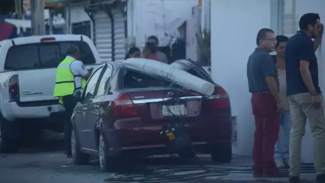 El poste cayó sobre el auto y fue pérdida total.