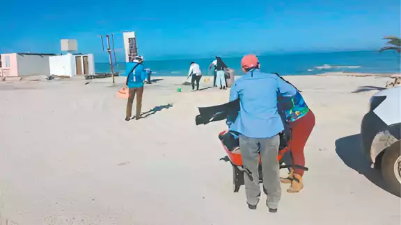 Las playas de Sabancuy reciben cientos de visitantes en la temporada de calor, fortaleciendo la economía local