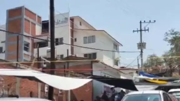 Maestros de la CNTE mantienen tomadas las instalaciones del INE en Oaxaca, poniendo en riesgo los comicios del 2 de junio en la entidad Maestros de la CNTE mantienen tomadas las instalaciones del INE en Oaxaca, poniendo en riesgo los comicios del 2 de junio en la entidad