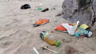 Piden a turistas en Sabancuy recoger su basura y no ensuciar las playas 