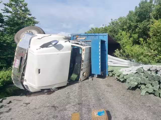 Volquete sufre accidente y obstruye la carretera Leona Vicario-Valladolid en Puerto Morelos