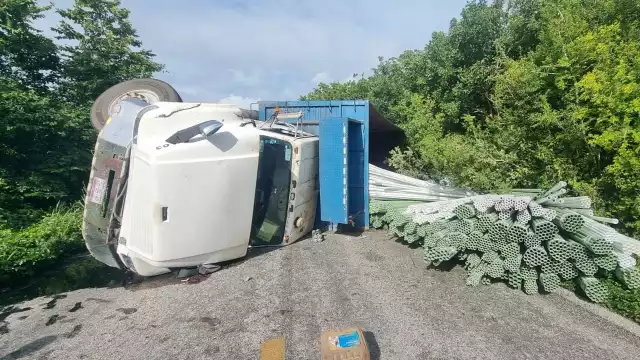 Volquete sufre accidente y obstruye la carretera Leona Vicario-Valladolid en Puerto Morelos