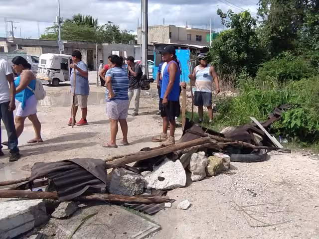 Habitantes de San Judas bloquean avenida Juárez en Playa del Carmen: EN VIVO