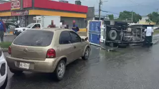 Intentó ganar el paso y terminó volcado: Conductor sufre aparatoso accidente en avenida Centenario de Cancún