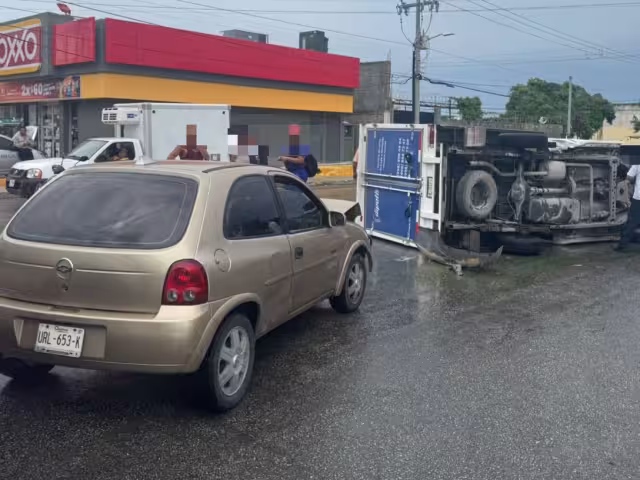 El conductor de una camioneta de carga no hizo su alto marcado con disco vial,  lo que provocó el incidente