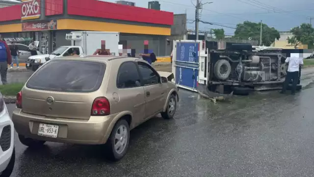 El conductor de una camioneta de carga no hizo su alto marcado con disco vial,  lo que provocó el incidente