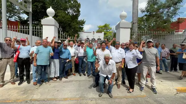 Jubilados y trabajadores activos de PEMEX protestaron frente a las oficinas de Medimac en Mérida por la suspensión del servicio médico.