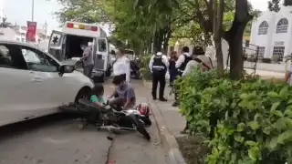 Coche atropella a motociclistas en la avenida Central, Campeche  