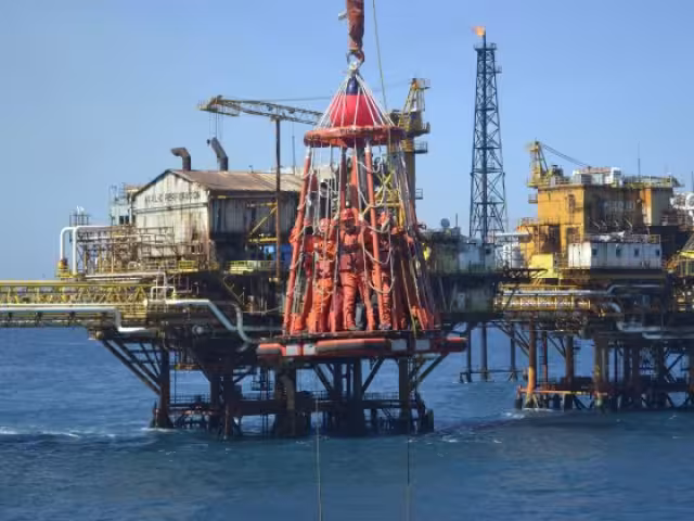 Sindicato logra exhibir a empresarios que no pagan a obreros en Carmen pese a abonos de Pemex