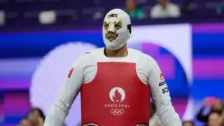 Carlos Sansores  conquista París 2024 tras aparecer con máscara de luchador y avanzar a Cuartos
