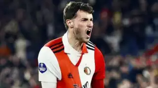 Feyenoord rechaza oferta del Nottingham Forest por Santi Giménez; ingleses exploran alternativas