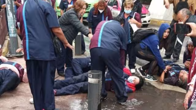Conductor de camioneta atropella a trabajadores del IPN que se manifestaban en Azcapotzalco