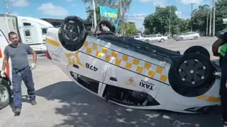 Accidente en Chetumal: Conductor choca contra taxi dejándolo boca abajo