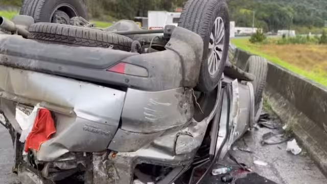 Restos del vehículo de Dunga tras el accidente en la carretera BR-116, cerca de Curitiba, Paraná.