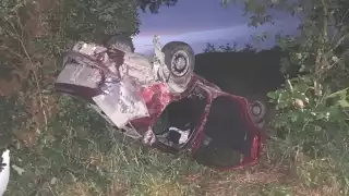 Exceso de velocidad y condiciones de la carretera Villahermosa-Escárcega provocan volcadura de un coche  