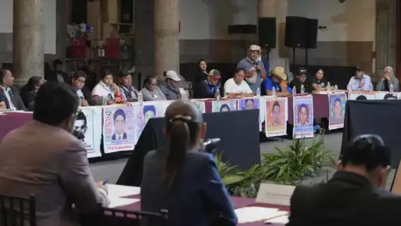 Claudia Sheinbaum escuchó las peticiones de los familiares de los 43 normalistas de Ayotzinapa
