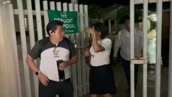 La funcionaria escolar fue encerrada en esa escuela desde las ocho de la mañana del lunes La funcionaria escolar fue encerrada en esa escuela desde las ocho de la mañana del lunes