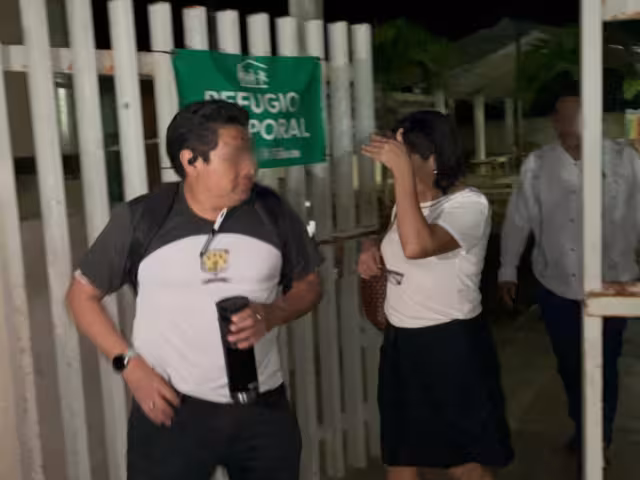 La funcionaria escolar fue encerrada en esa escuela desde las ocho de la mañana del lunes