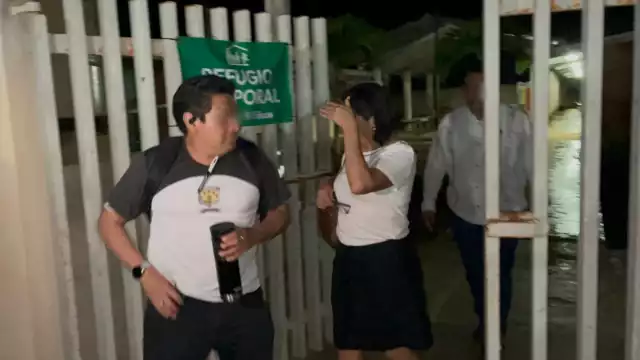 La funcionaria escolar fue encerrada en esa escuela desde las ocho de la mañana del lunes