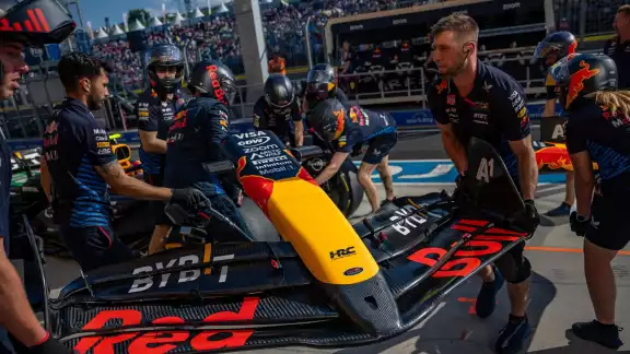 Red Bull en acción en el boxes Red Bull en acción en el boxes