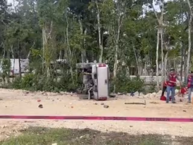 Volcadura de camioneta deja una persona sin vida y 4 heridos en Tulum