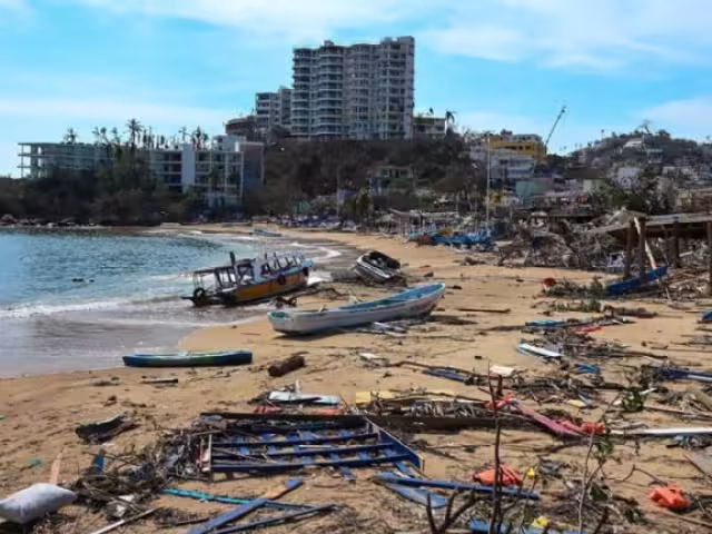 Habitantes en Acapulco llevan a cabo misa en memoria de los fallecidos por el huracán Otis.